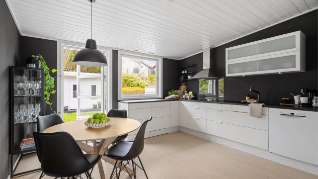 Det er også plass til spisebord ved kjøkken.
Selger har bestilt noen nye fronter til kjøkken som vil monteres før overtakelse.