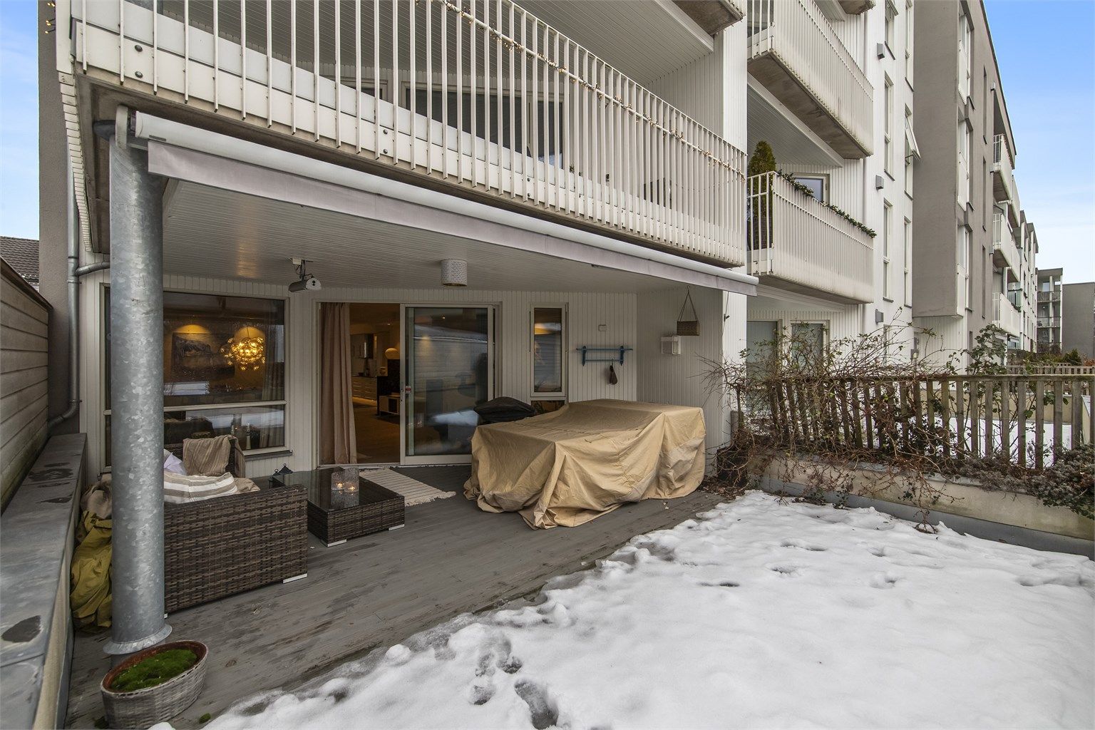 På terrassen har man gassuttakt for grill, og god plass til flere utegrupper