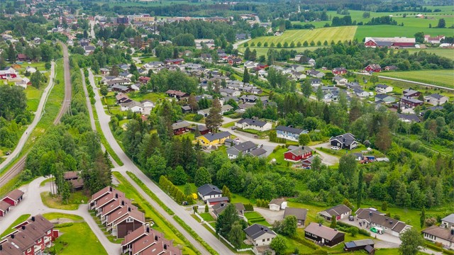 Det er ca 1 time og 20 min med bil til Oslo, og gode forbindelser kollektivt enten med tog fra Hamar eller Stange.