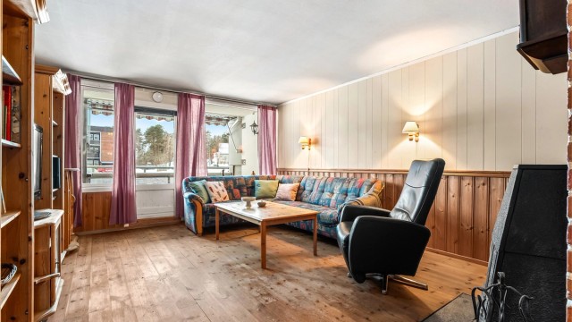 Stue - utgang til stor og flott balkong fra stue