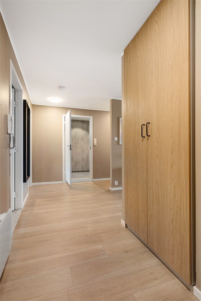 Videre kommer man inn til gang , hvor det er godt med garderobeskap til lagring.