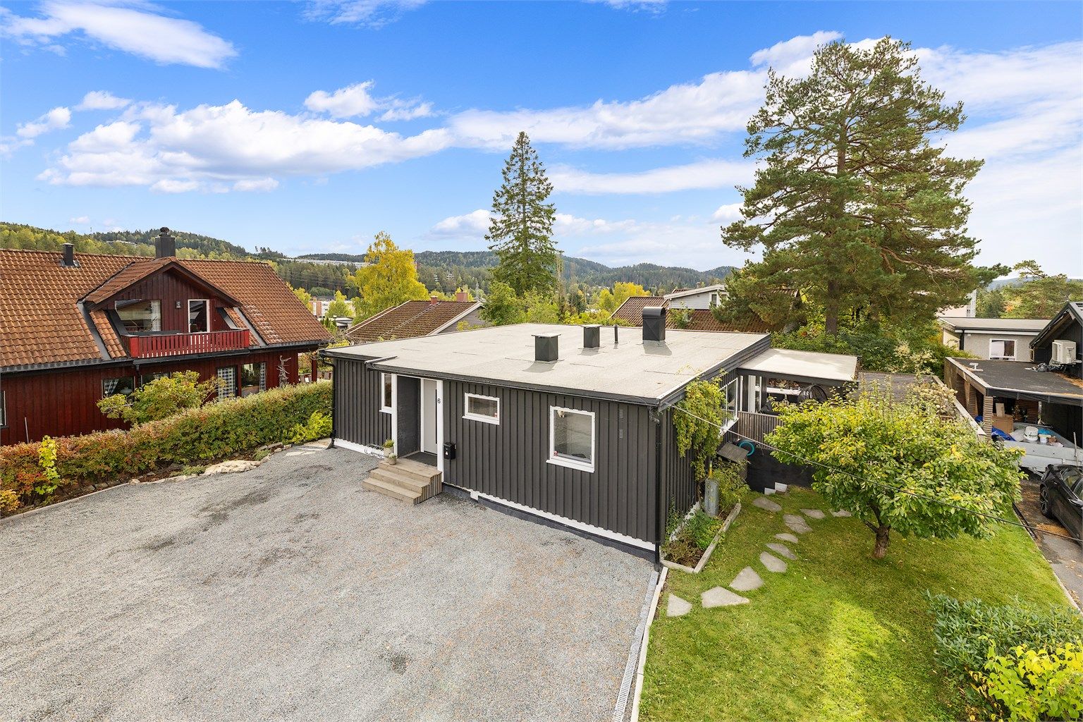 Enebolig over to plan med pulttak, opparbeidet tomt og stor terrasse.