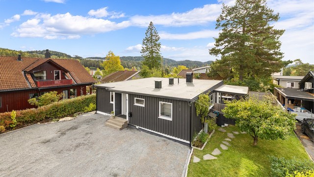 Enebolig over to plan med pulttak, opparbeidet tomt og stor terrasse.