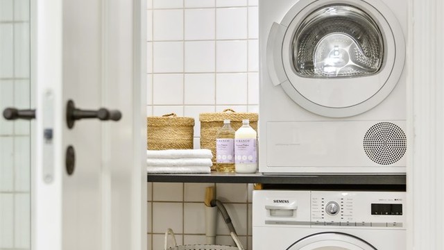 Praktisk vaskeromsdel med opplegg for vaskemaskin og tørketrommel.