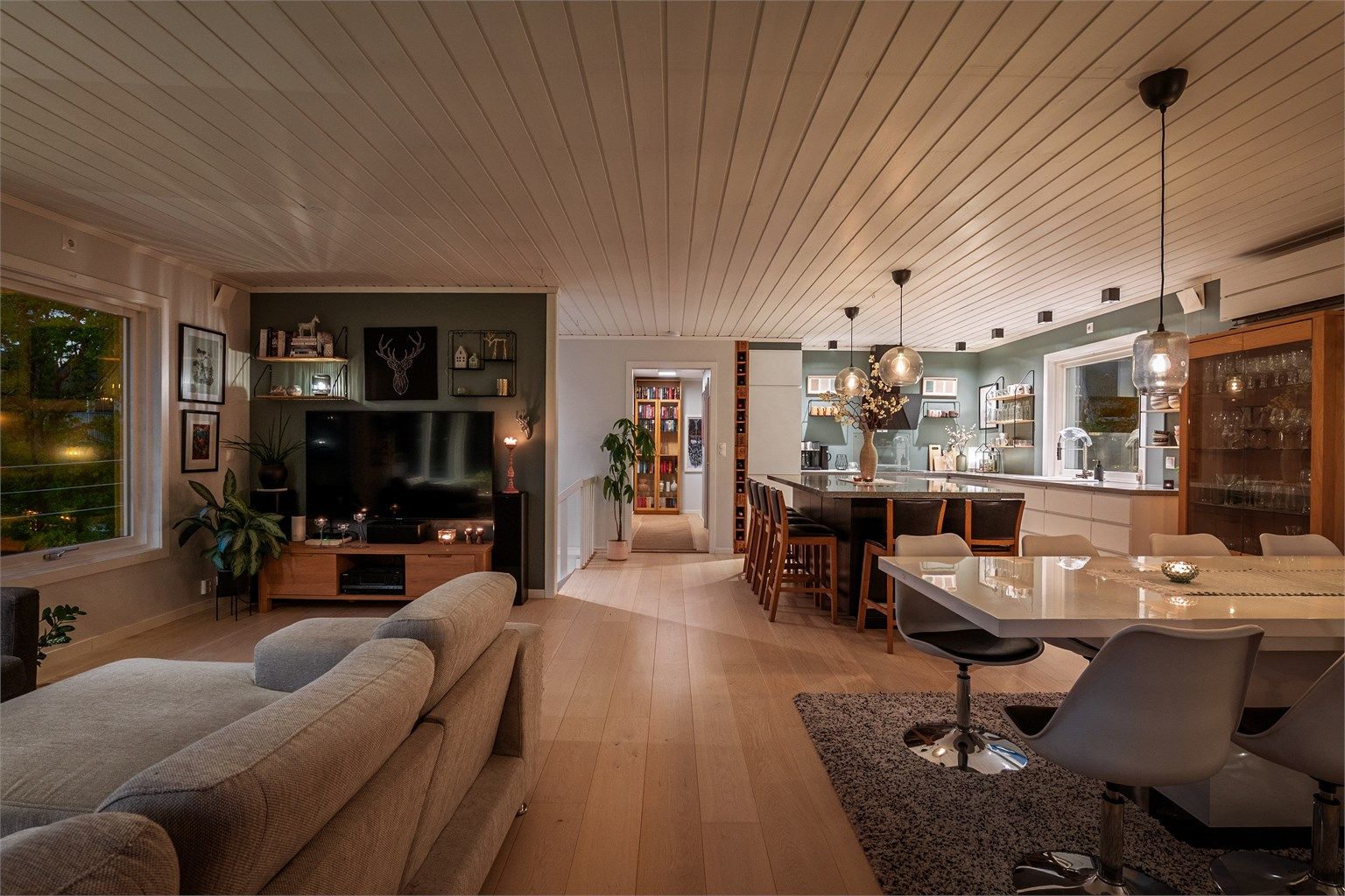 Parallelt med renovering ble også romløsningen bygget om, blant annet med en stor og åpen sosial sone.