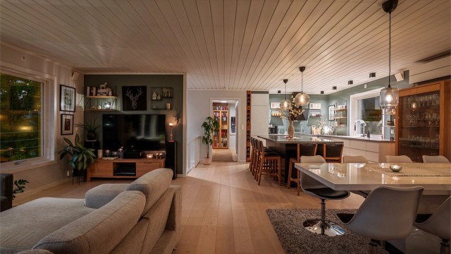 Parallelt med renovering ble også romløsningen bygget om, blant annet med en stor og åpen sosial sone.