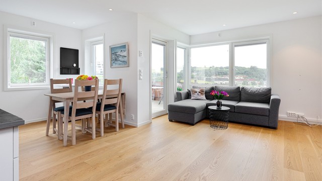 Velkommen til en meget pen og stor 2-roms med attraktiv beliggenhet i området. Leiligheten har et areal på ca 51 kvm. inkludert en innvendig bod