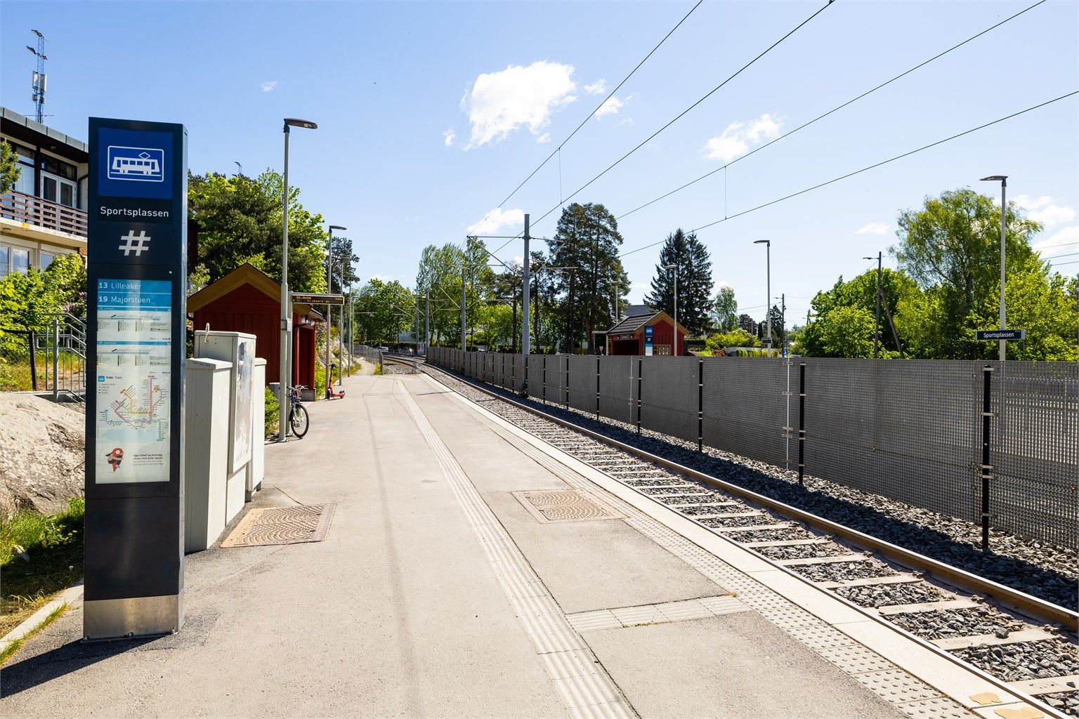 Kun 3-4 minutter å gå til trikkeholdeplassen på Sportsplassen med rute 13 og 19, begge via Oslo sentrum. Det er også kun ca 1 minutt å gå til bussholdeplass i Ekebergveien