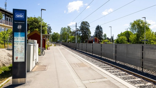 Kun 3-4 minutter å gå til trikkeholdeplassen på Sportsplassen med rute 13 og 19, begge via Oslo sentrum. Det er også kun ca 1 minutt å gå til bussholdeplass i Ekebergveien