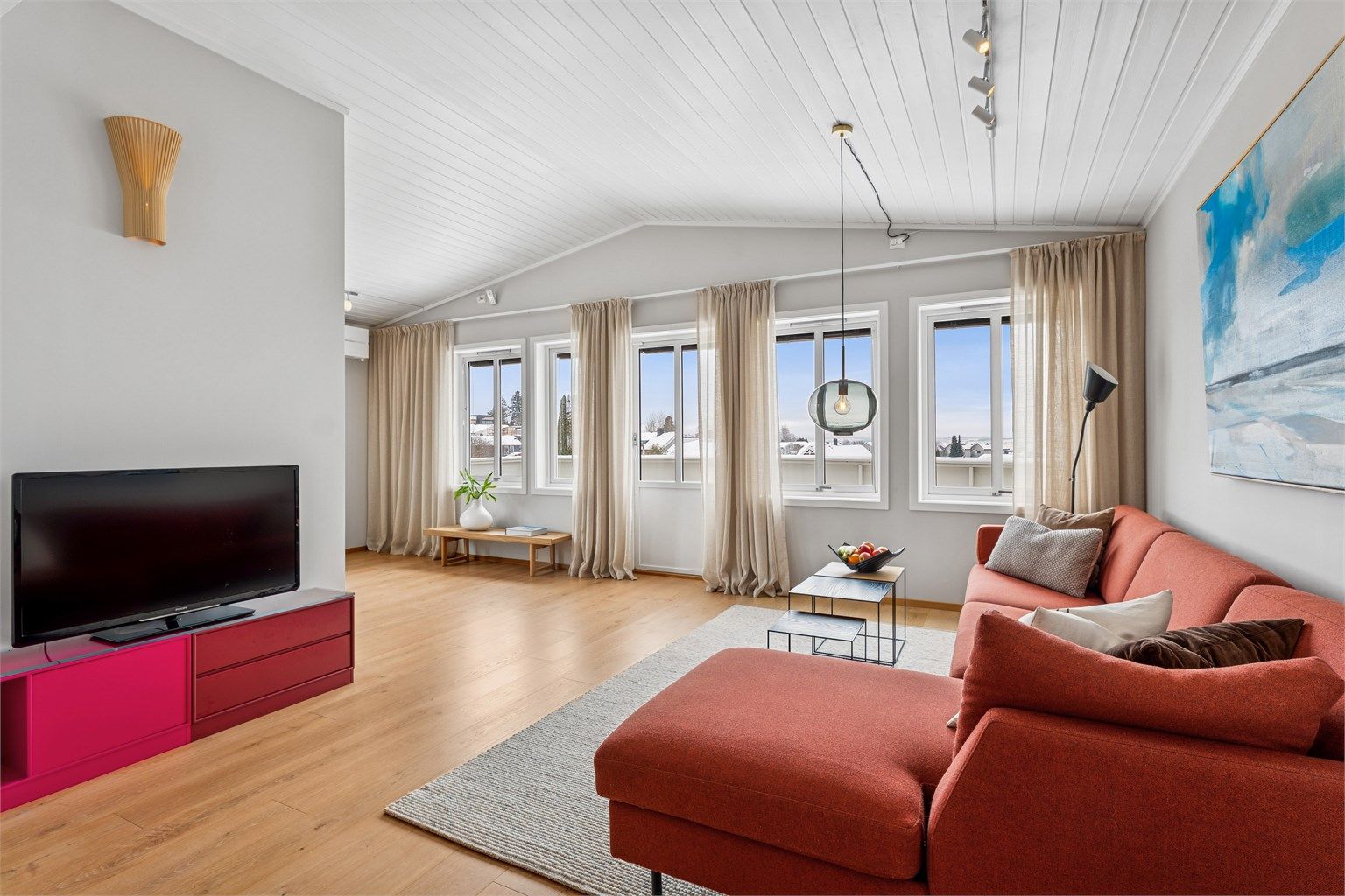 Stue med flott Mjøsutsikt og utgang til balkong med gode solforhold. 