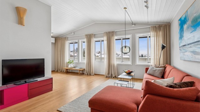 Stue med flott Mjøsutsikt og utgang til balkong med gode solforhold.