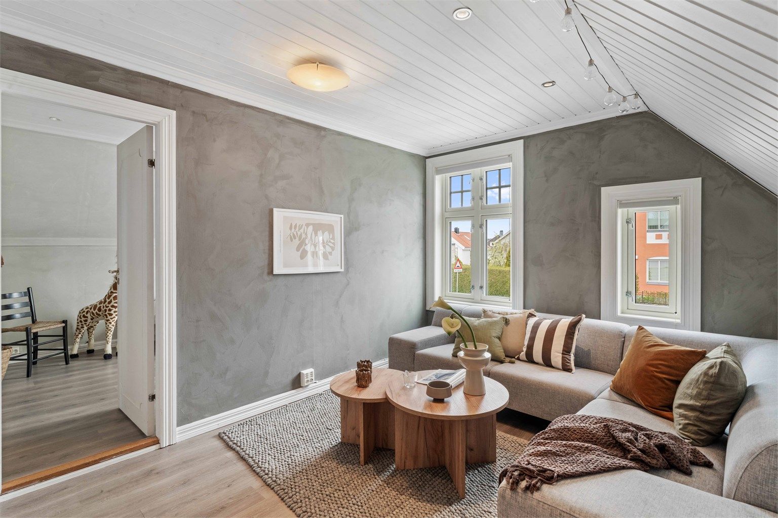 Loftstuen har en lun atmosfære med skråtak og panel i himlingen. Se punkt under ferdigattest. 