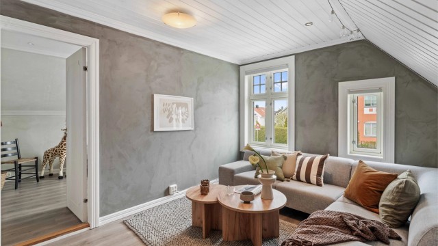 Loftstuen har en lun atmosfære med skråtak og panel i himlingen. Se punkt under ferdigattest.