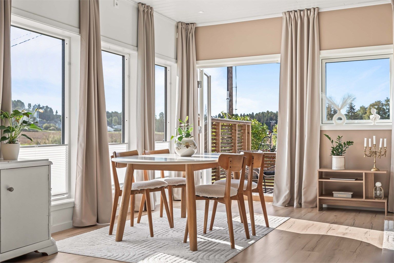 Fra stuen har du enkel adkomst til terrassen via doble glassdører.