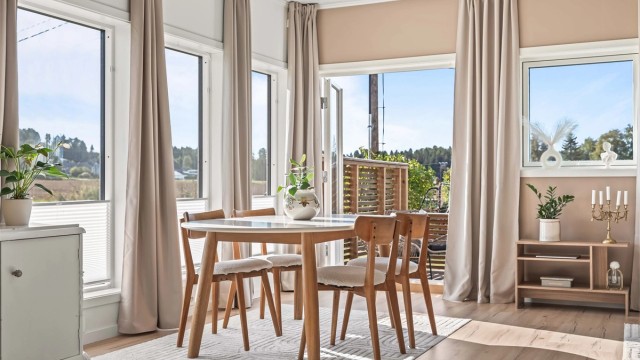 Fra stuen har du enkel adkomst til terrassen via doble glassdører.
