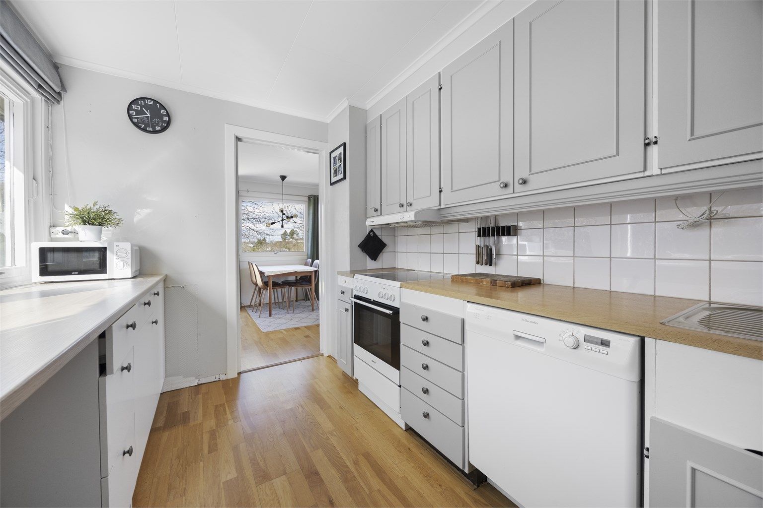 Kjøkkenet er teknisk oppgradert med rør-i-rør-system, og vann- og avløpsrør ble fornyet i 2022.