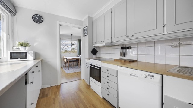 Kjøkkenet er teknisk oppgradert med rør-i-rør-system, og vann- og avløpsrør ble fornyet i 2022.