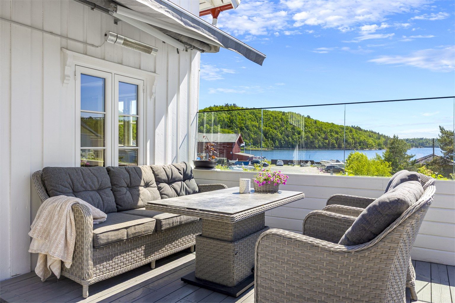 Terrassen er utstyrt med både markise og terrassevarmer for utvidet sesong.