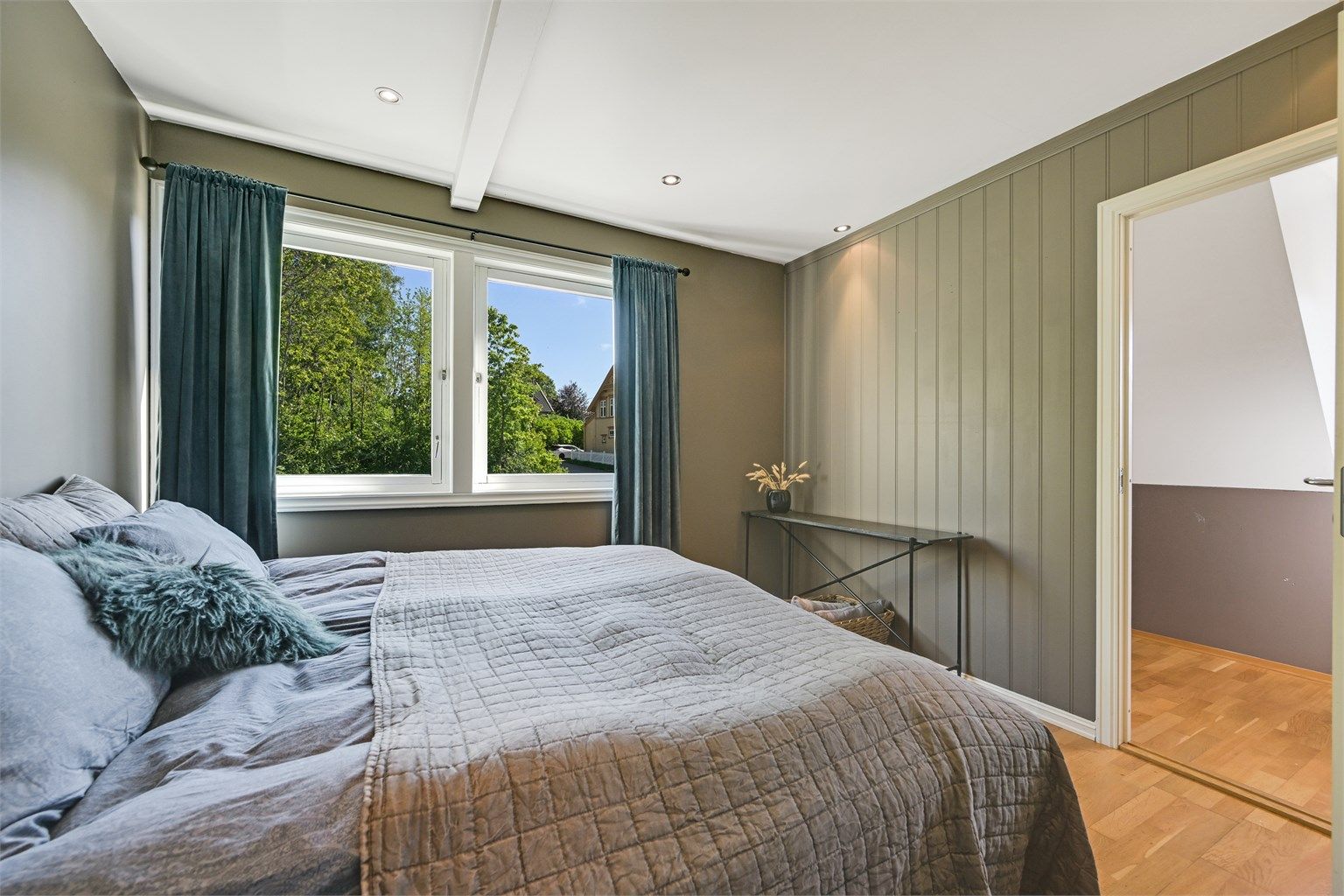 Rommet er malt i en behagelig og moderne farge. Fra soverommet har du videre adkomst til en bod. 