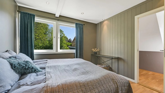 Rommet er malt i en behagelig og moderne farge. Fra soverommet har du videre adkomst til en bod.