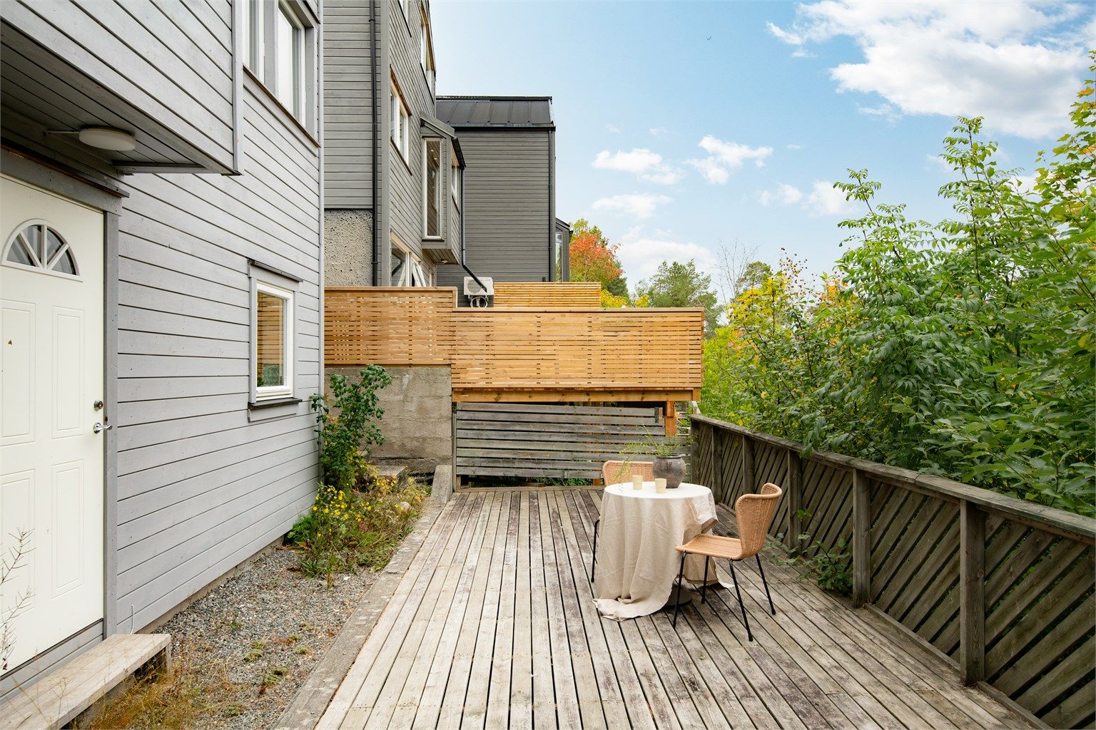 Stor markterrasse på bakkeplan med god plass til spisebord og grill.