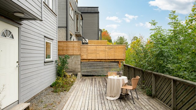 Stor markterrasse på bakkeplan med god plass til spisebord og grill.
