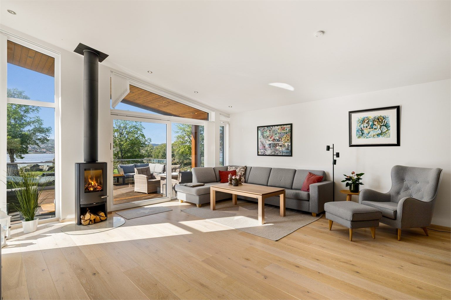 Rommene er malt i lyse farger som ikke roper etter oppmerksomhet. Dermed forstyrres ikke de vakre naturopplevelsene.