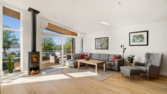 Rommene er malt i lyse farger som ikke roper etter oppmerksomhet. Dermed forstyrres ikke de vakre naturopplevelsene.