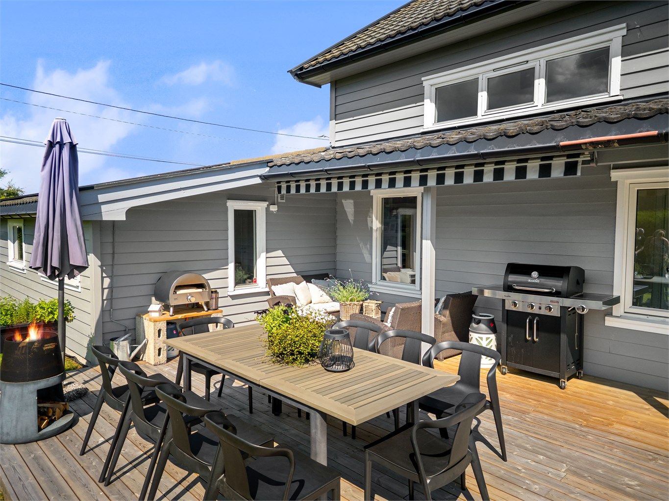 Det er sol fra ca. 09.00 til 21.00 (midtsommerstid) iflg. selger