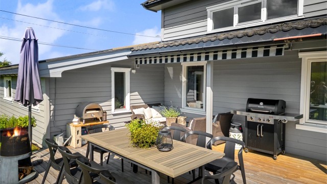 Det er sol fra ca. 09.00 til 21.00 (midtsommerstid) iflg. selger