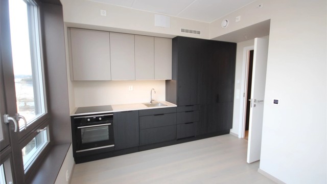 Lekkert kjøkken med rikelig med skapplass