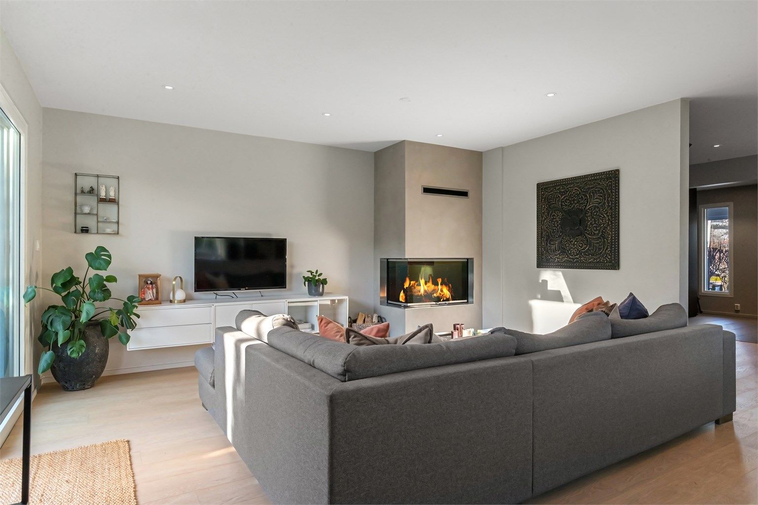 Stuen har en eksklusiv innebygget peis (Rais visio 2) med innsyn fra to sider