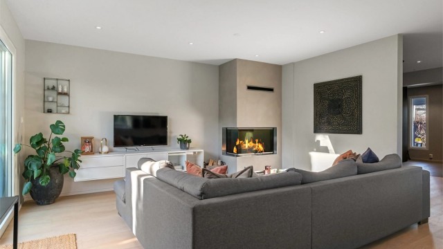 Stuen har en eksklusiv innebygget peis (Rais visio 2) med innsyn fra to sider