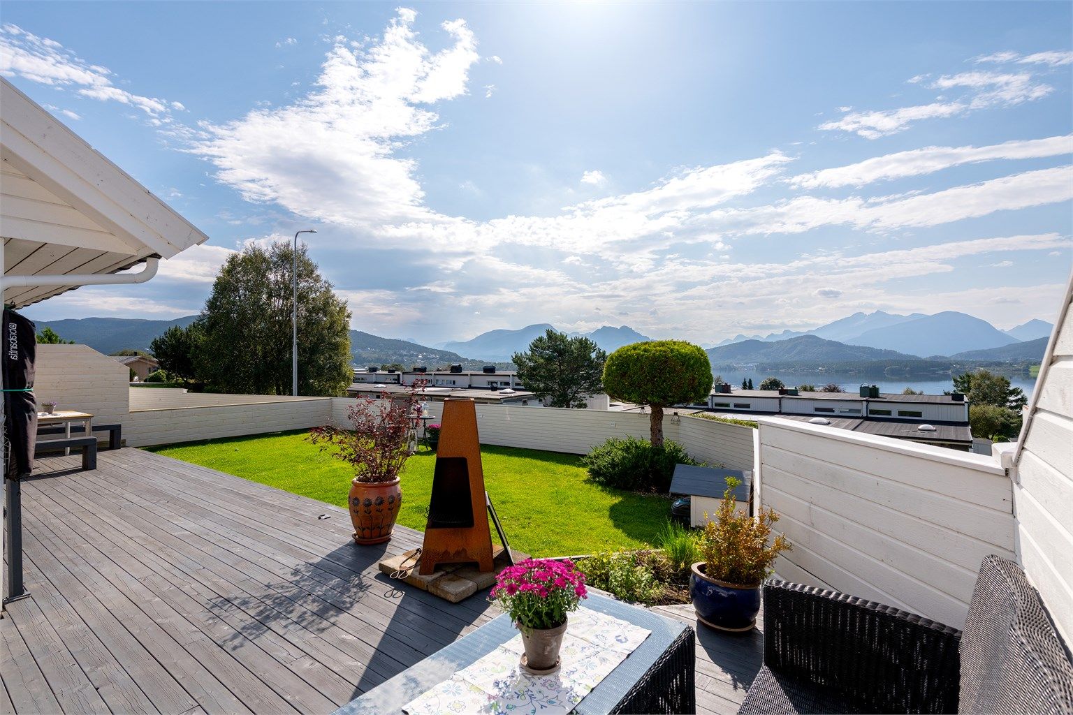 Stor skjermet markterrasse med flott utsikt og tilkomst til hage