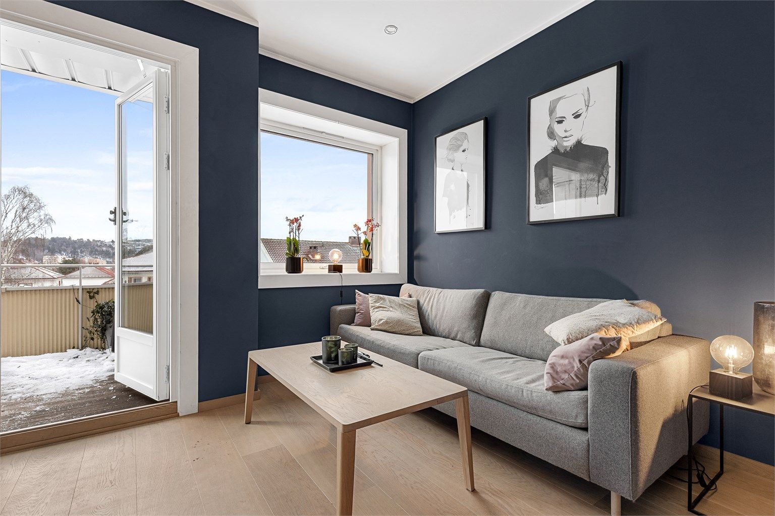 Det er store vindusflater som gir en åpen og luftig romfølelse. Herfra er det også utgang til en romslig balkong. 