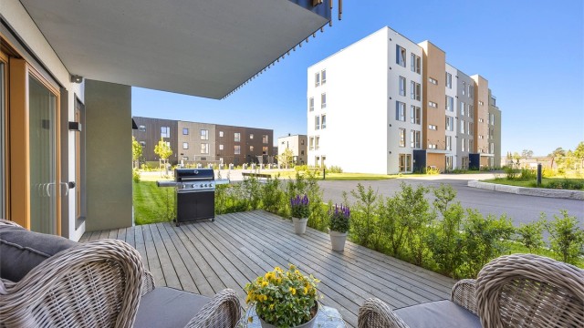 Uteplassen er skjermet med levegg og hekk.