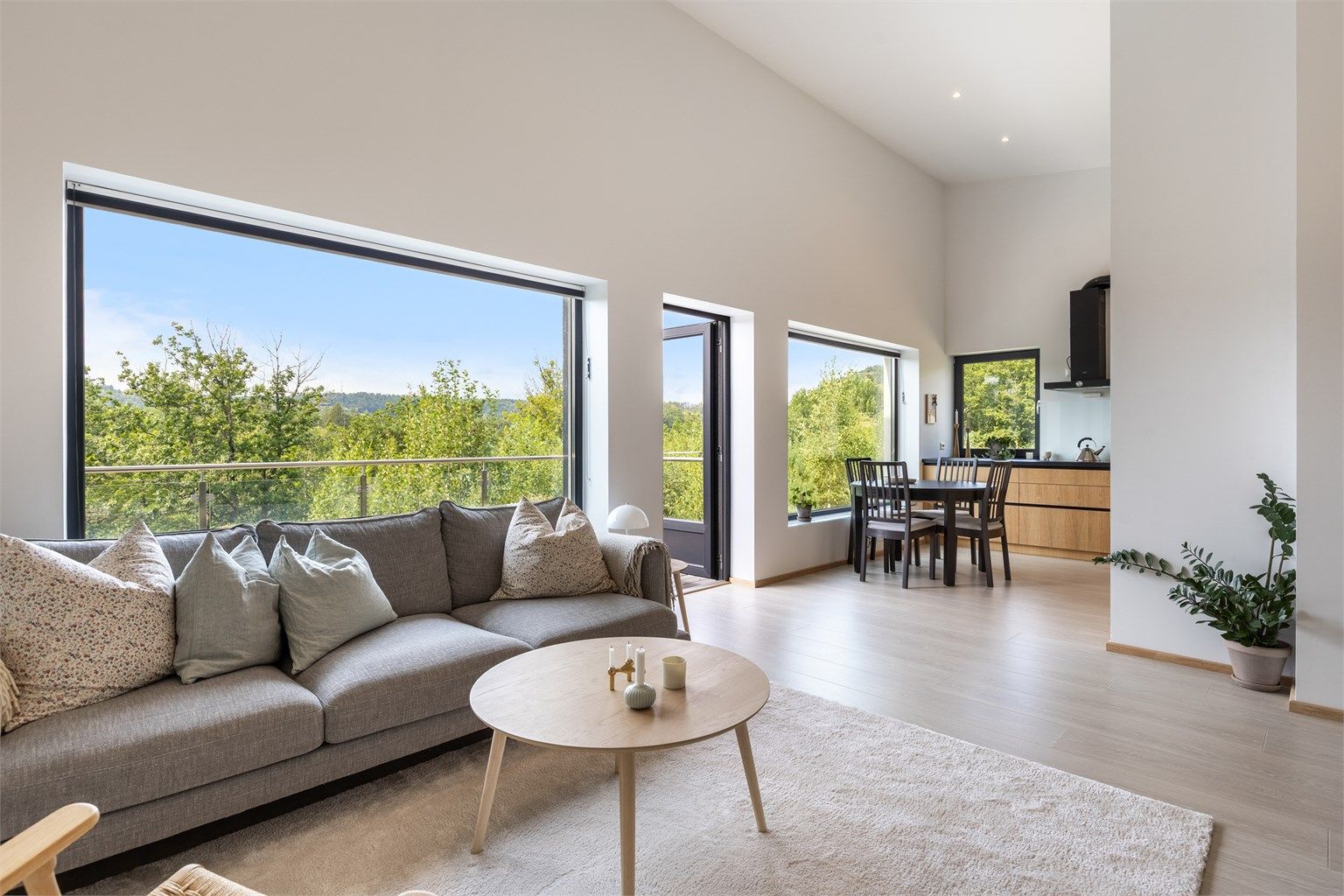 Vinduer har sorte detaljer på karmer, dette gjengår i kjøkkeninnredning.