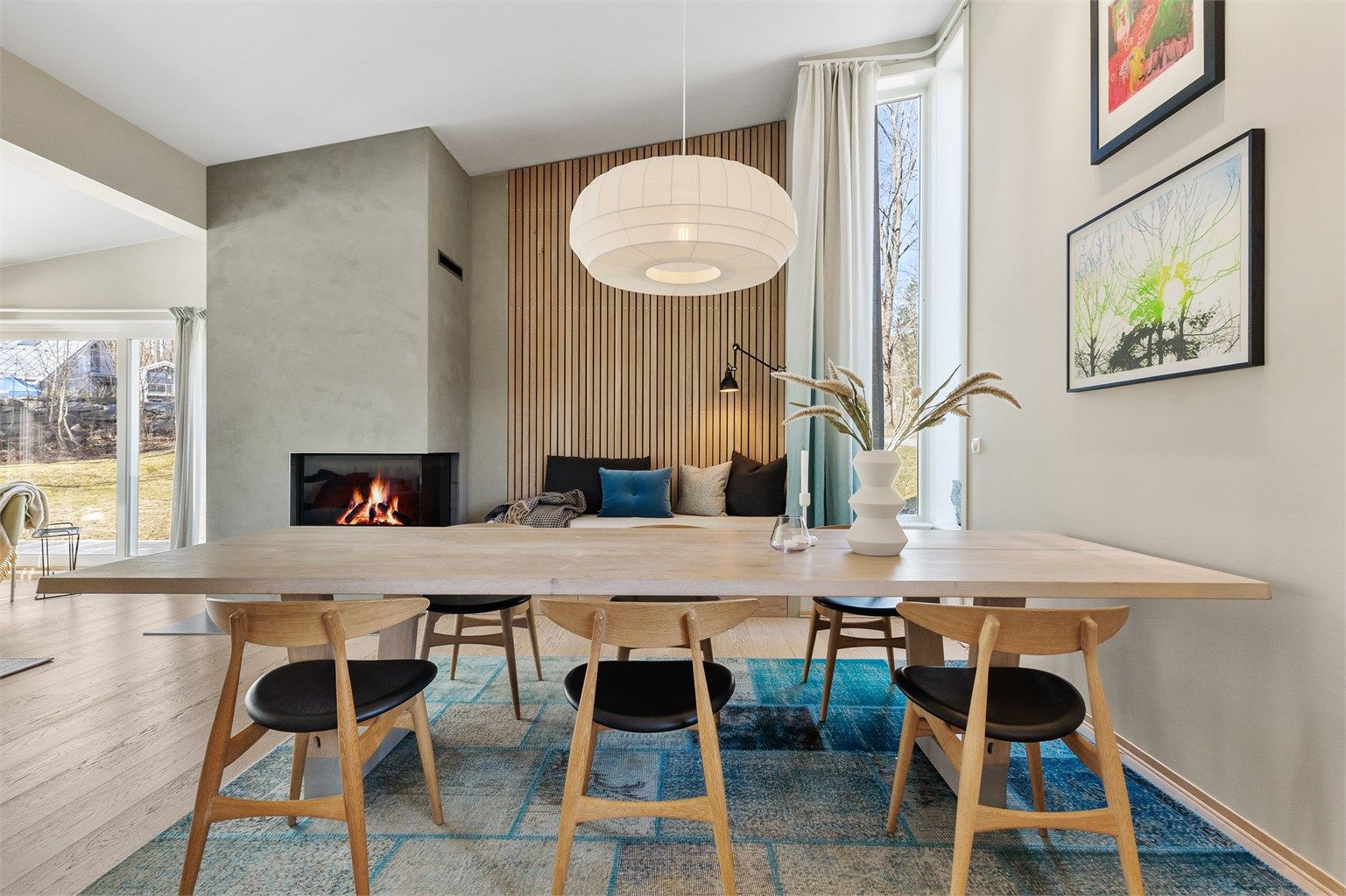 Den åpne løsningen mellom stue, spisestue og kjøkken skaper en sosial atmosfære når man er med venner og familie.