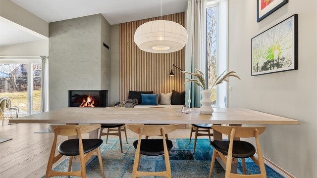 Den åpne løsningen mellom stue, spisestue og kjøkken skaper en sosial atmosfære når man er med venner og familie.