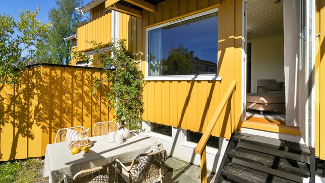 Uteplassen ved stuen er et flott sted å nyte late dager