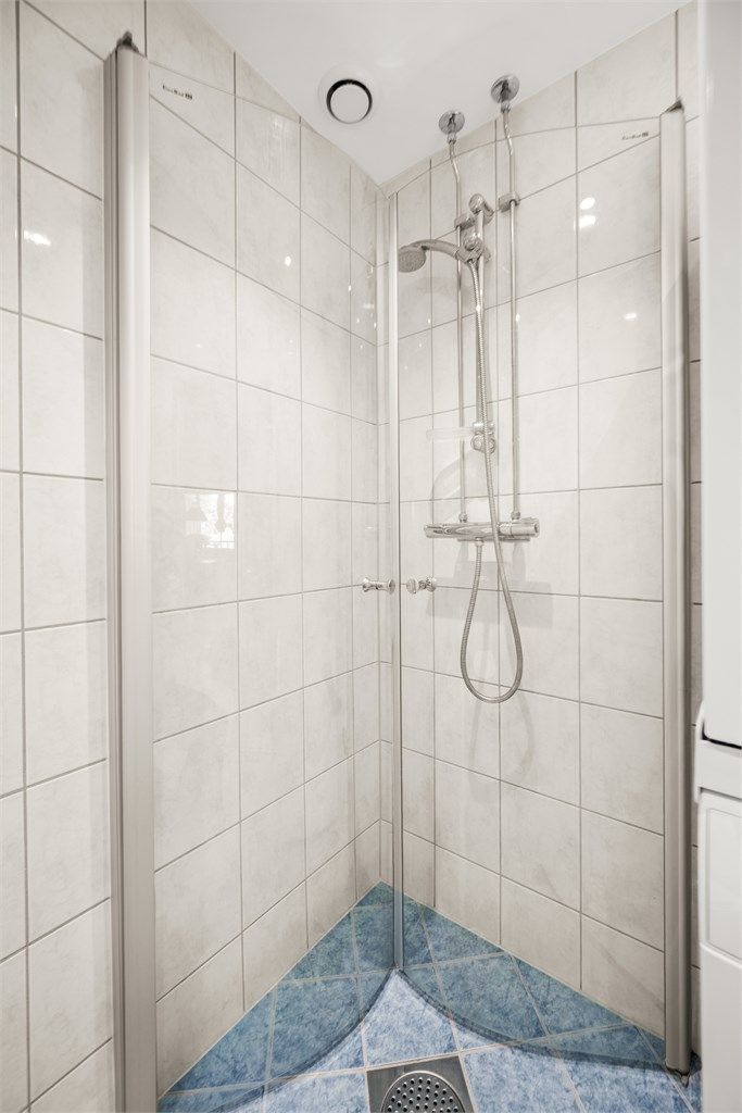 Dusjhjørne med innfellbare glassdører som frigjør gulvplass når dusjen ikke er i bruk.