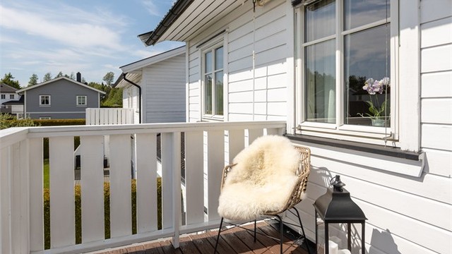 Balkongen er utført i tre og er fundamentert på trepilarer.