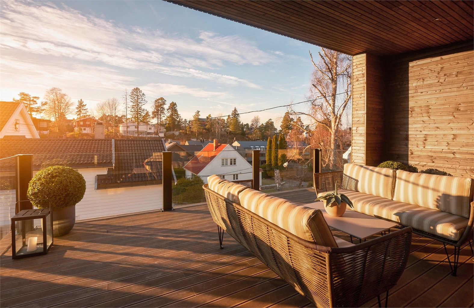 Hovedbalkongen er på hele 23 m² og har god plass til både sittegruppe og spisebord. (Ai generert bilde, kun illustrasjon)