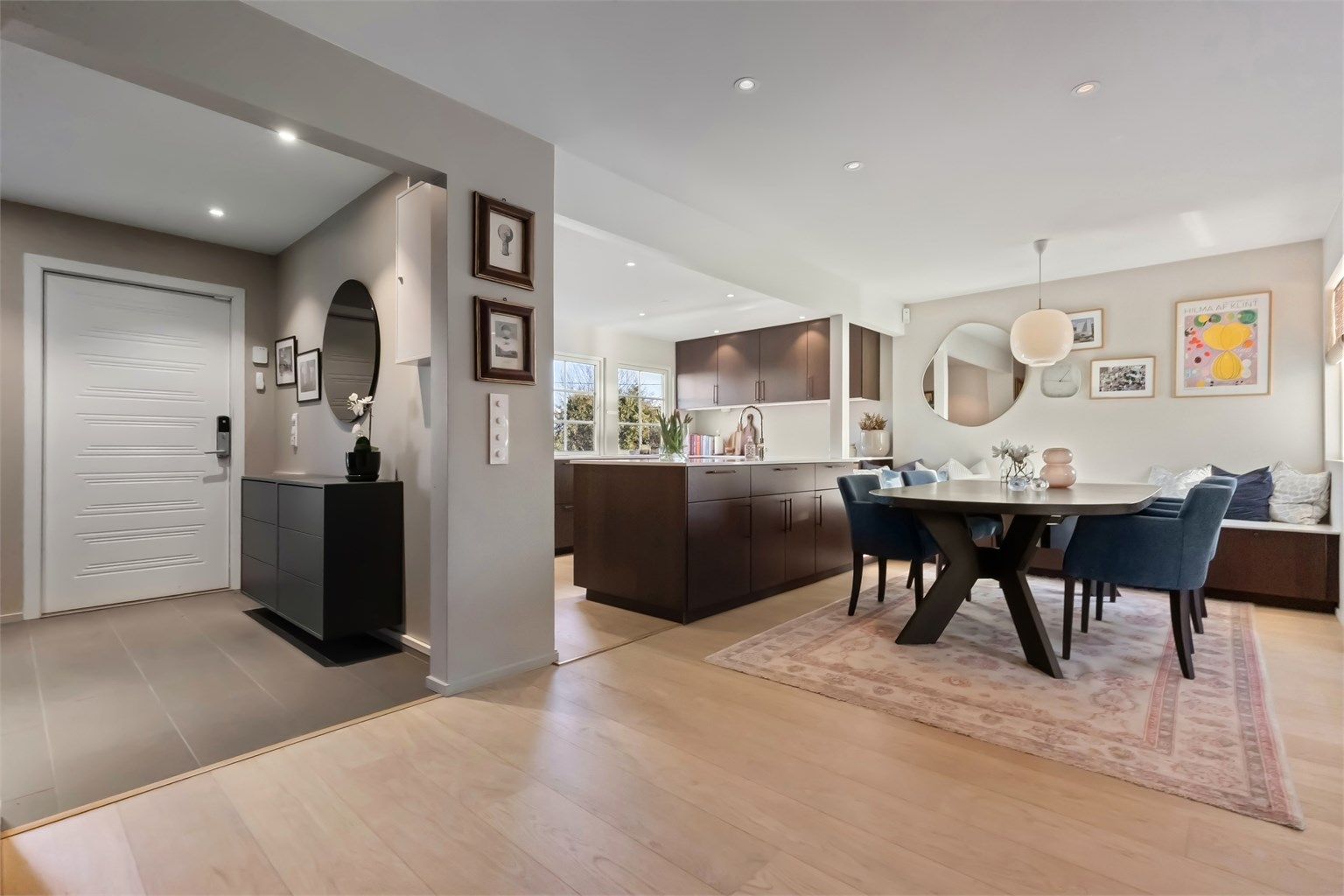 I første etasje har du et hyggelig oppholdsrom med stue og kjøkken i en åpen og sosial løsning