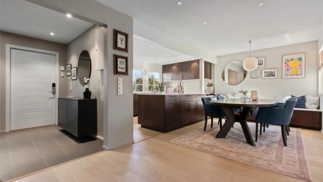 I første etasje har du et hyggelig oppholdsrom med stue og kjøkken i en åpen og sosial løsning