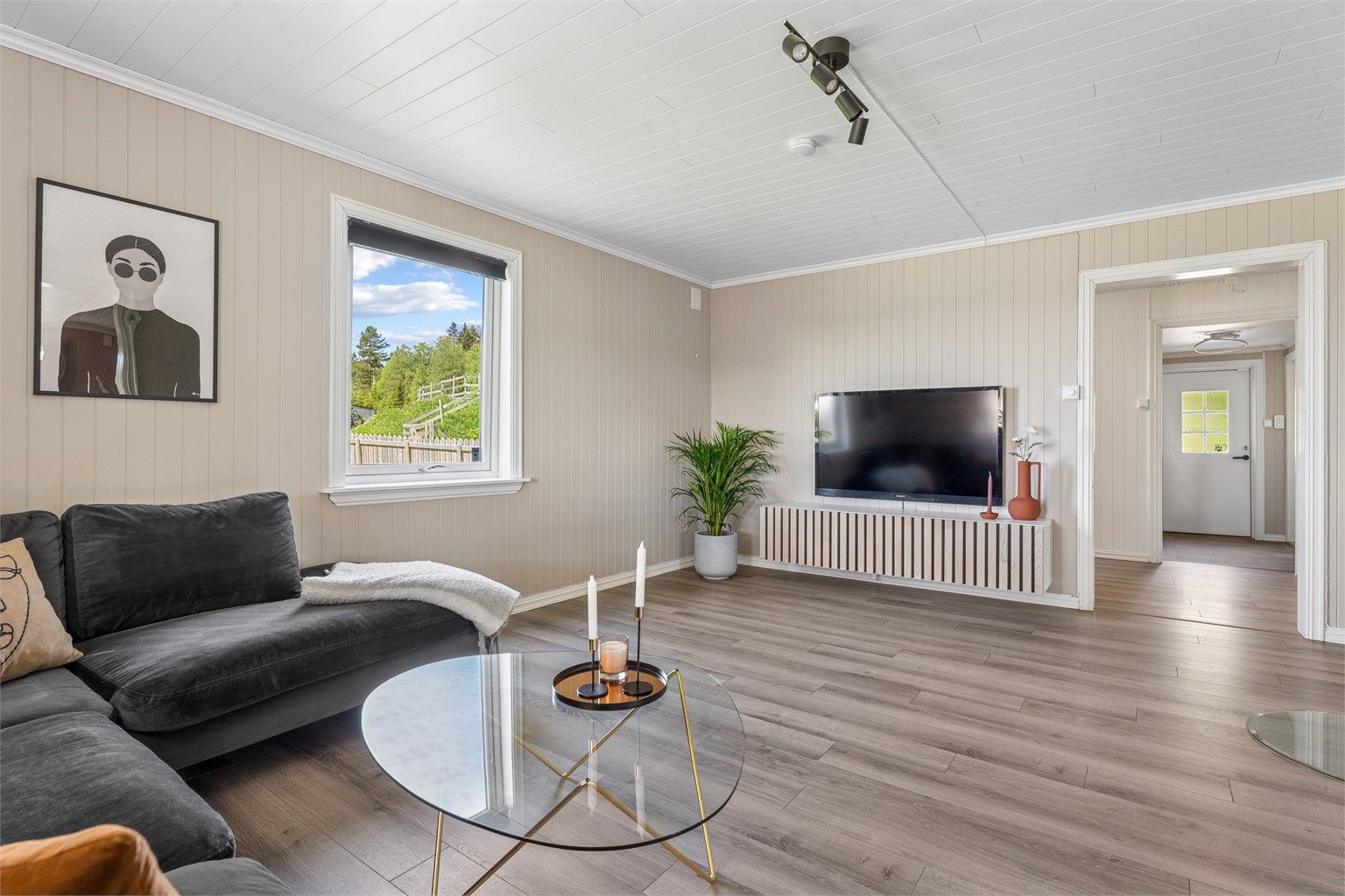 Romslig stue som byr på fleksible møbleringsmuligheter.