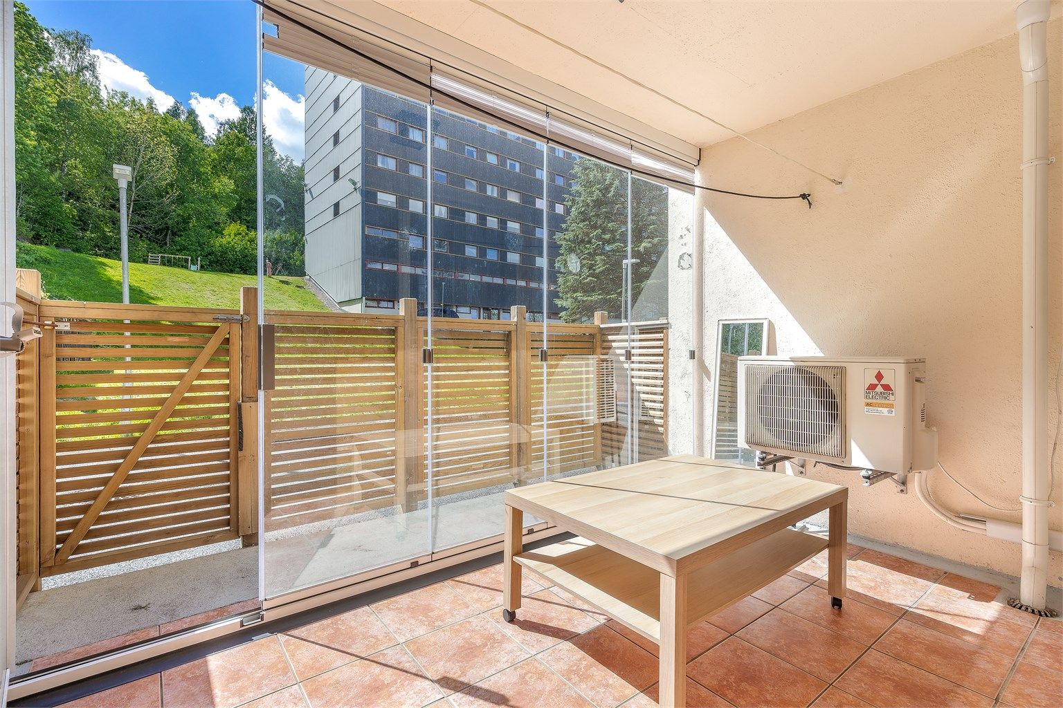 Leiligheten ligger i et rolig og familievennlig område, og har en stor innglasset balkong, med videre ankomst til en mindre markterrasse. Foto: Trond Reder
