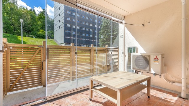 Leiligheten ligger i et rolig og familievennlig område, og har en stor innglasset balkong, med videre ankomst til en mindre markterrasse. Foto: Trond Reder