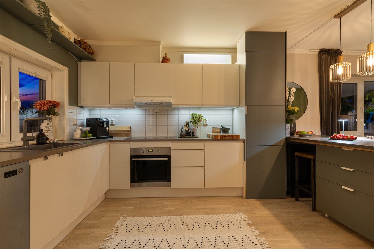 Kjøkkenet er av merke HTH og Ikea, og har godt med skap og skuffeplass.