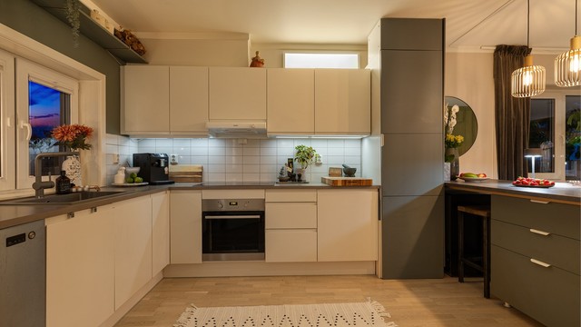Kjøkkenet er av merke HTH og Ikea, og har godt med skap og skuffeplass.